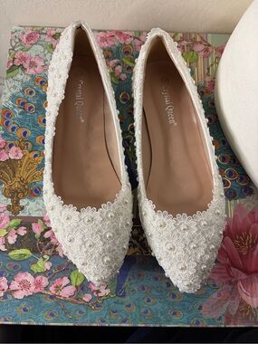 Crystal Queen White Floral Lace & Faux Pearl Pointed Toe Bridal Flats - Size 9
